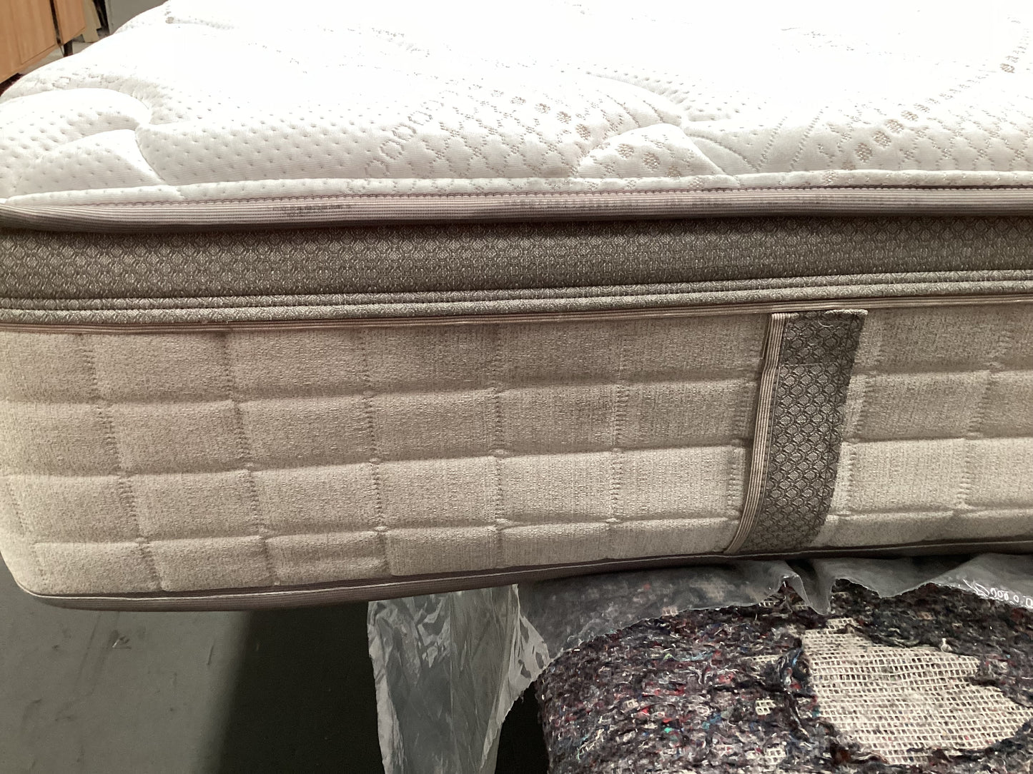 QLD QRS22653 Sealy Helix Medium Mattress King