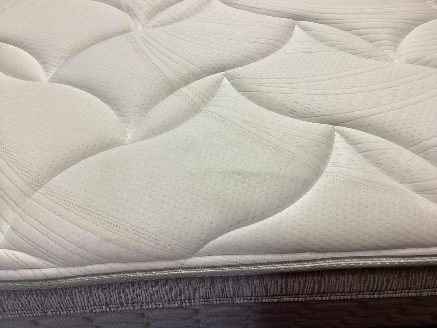 QLD QRS23288 Sealy Solara Medium Mattress King