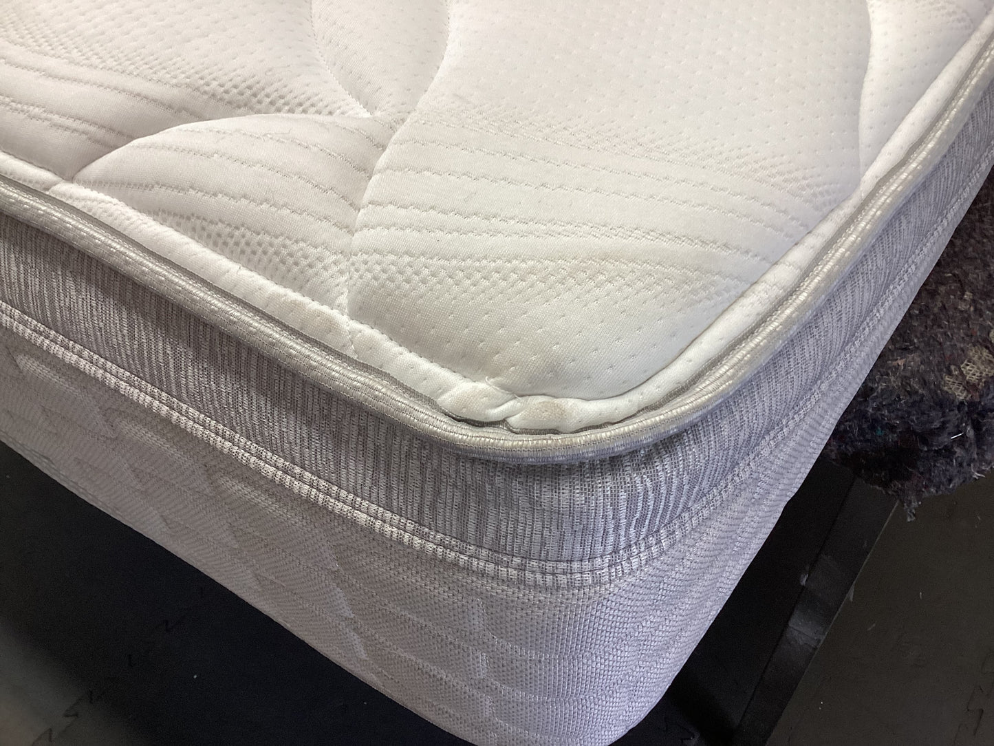 QLD QRS23288 Sealy Solara Medium Mattress King