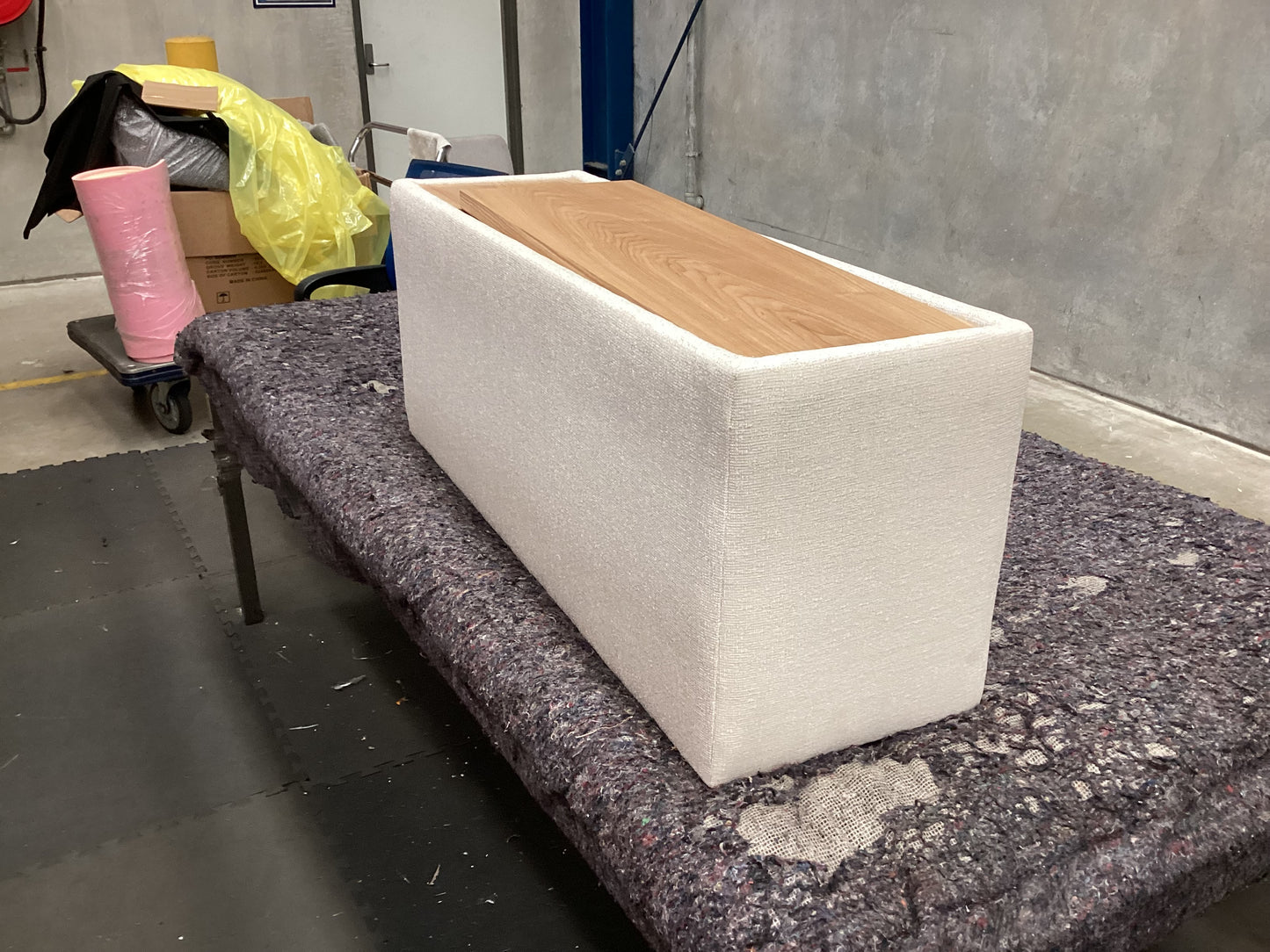 QLD QRS22952 Loft Console-Storage-Wireless Charging S