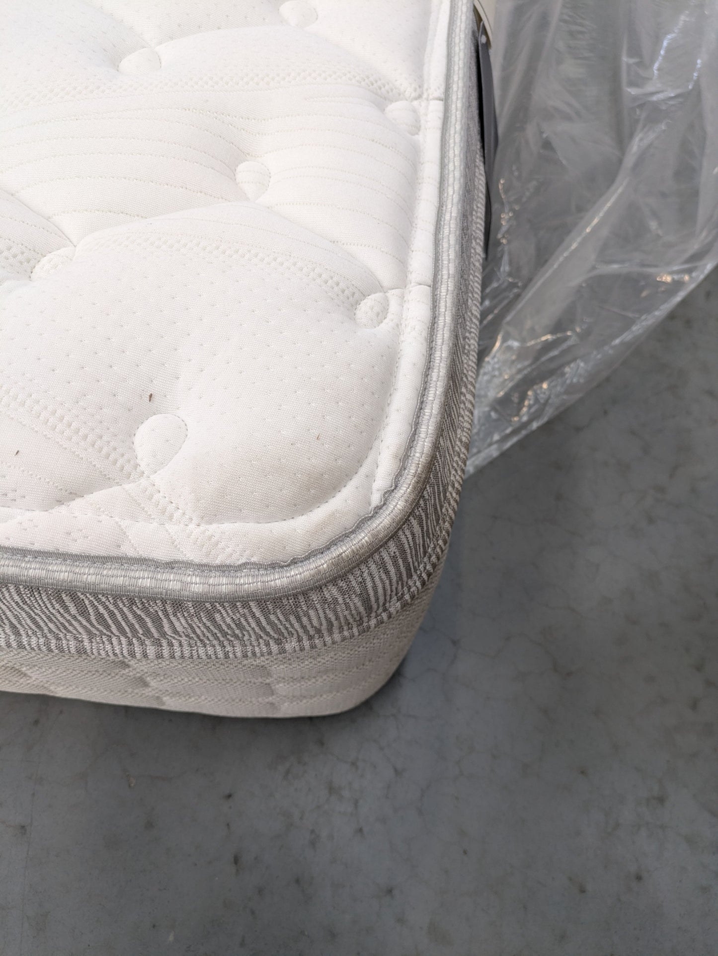 VICDC CLV20221 Sealy Solara Firm Mattress Queen
