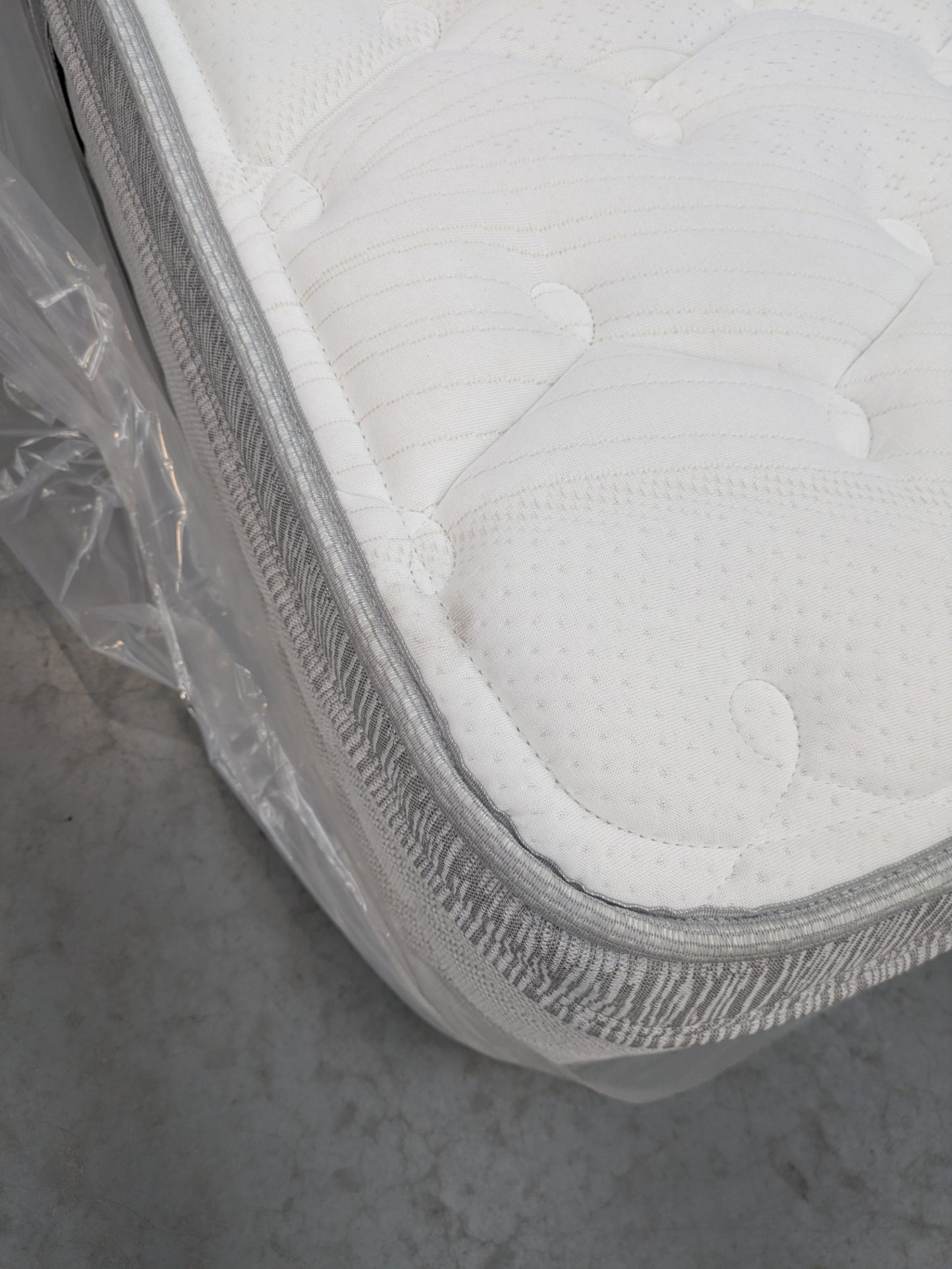 VICDC CLV20221 Sealy Solara Firm Mattress Queen