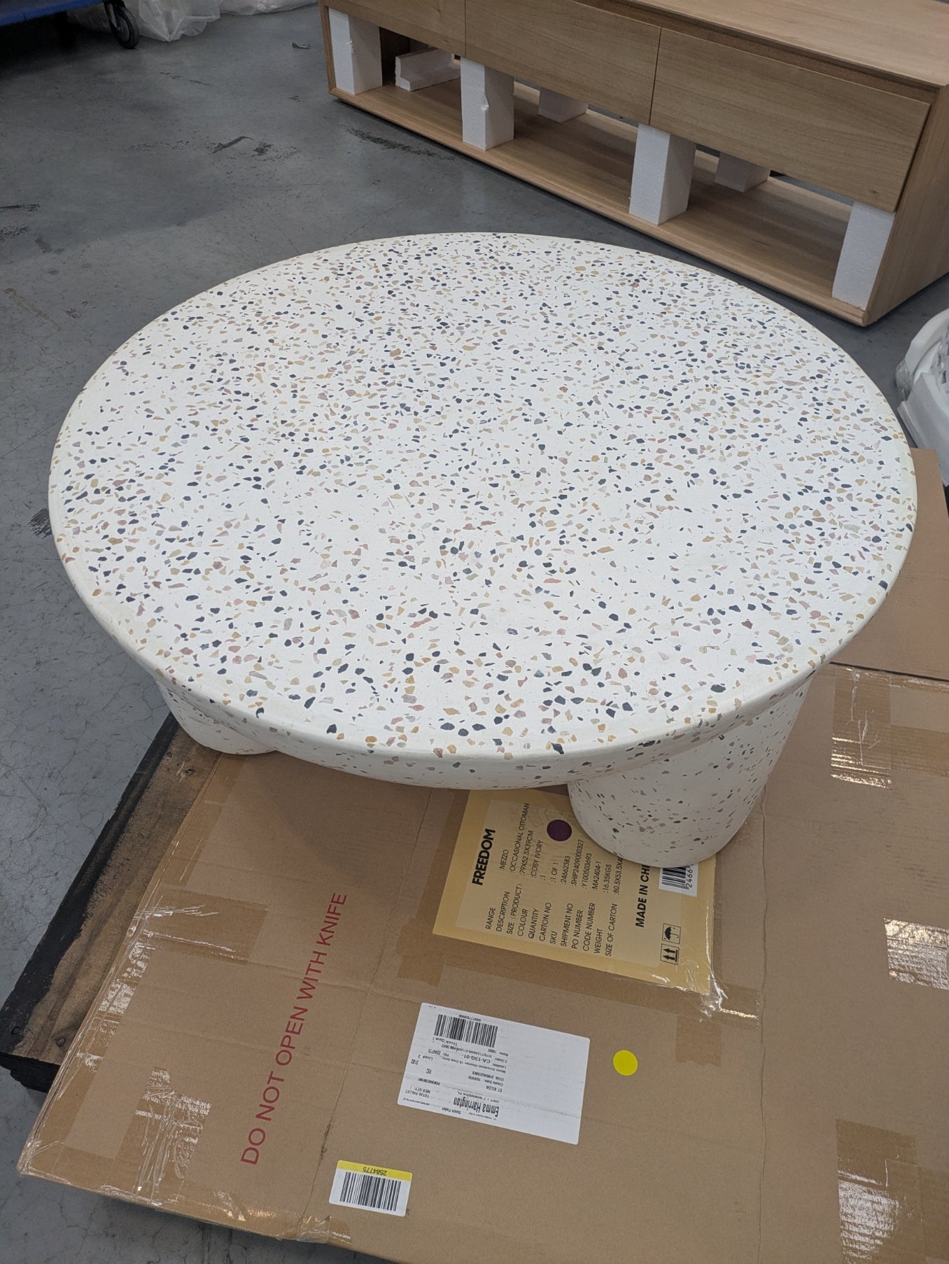 VICDC CLV20243 Theo Outdoor Coffee Table White (D)