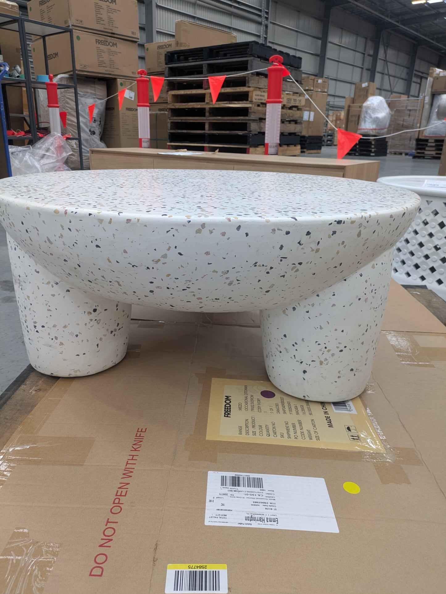 VICDC CLV20243 Theo Outdoor Coffee Table White (D)