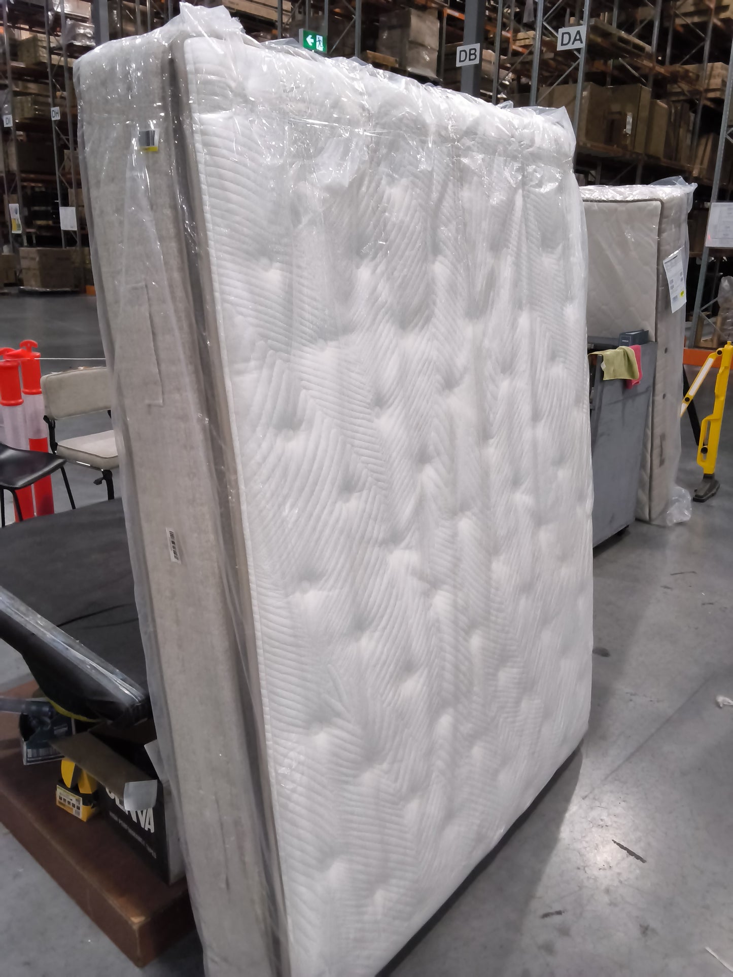 VICDC CLV20327 Devonleigh Medium Queen Mattress
